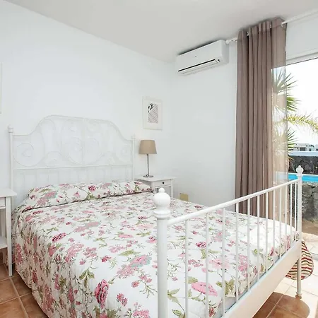 Playa Blanca Sleeps 8 Air Con Wifi Villa